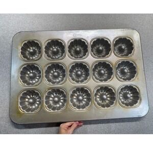 Chicago Metallic USA Mini Bundt Cake Pan 15 Cavity Commercial Bakeware 43055